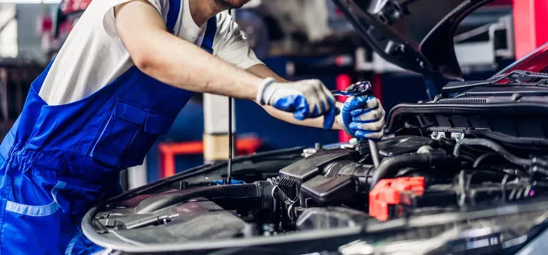 Completarea uleiului de motor in service